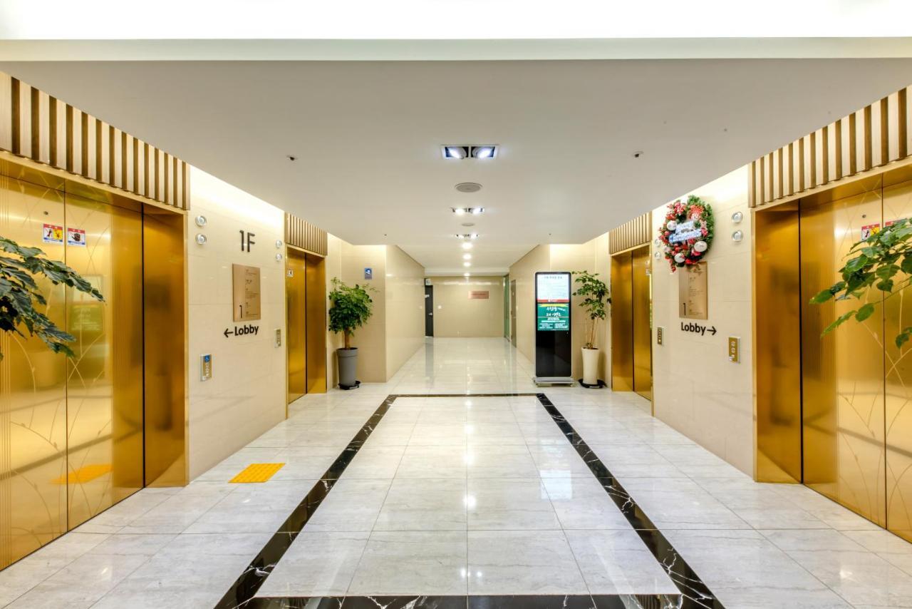 Ramada By Wyndham Jeju City Hall Exterior foto